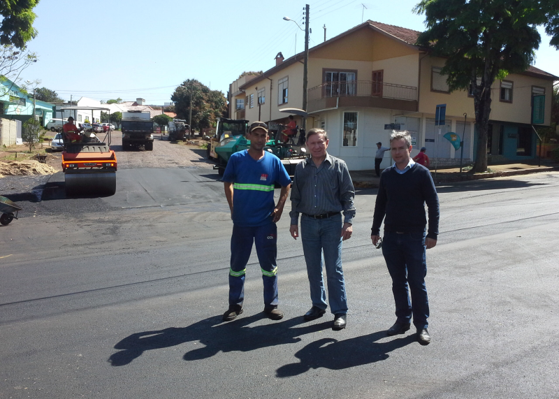 SEGUEM OBRAS DE RESTAURAÇÃO NA AVENIDA SENADOR ALBERTO PASQUALINI